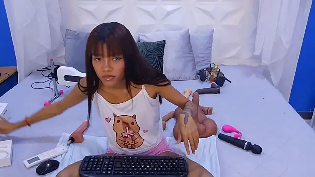 Snapshot of adisson_petite1 chatting on March 31, 10:32 pm adisson petite1 online show from March 31, 10:32 pm