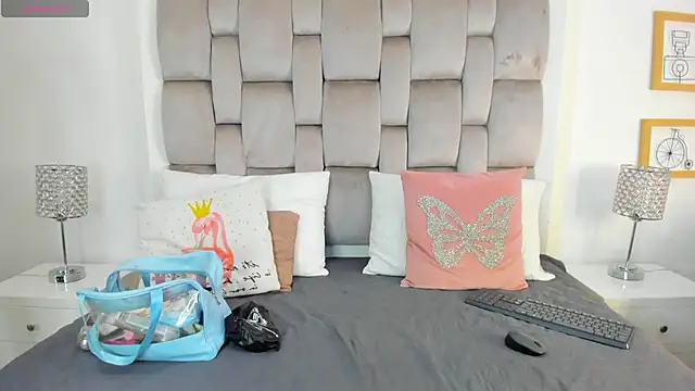 Snapshot of ChikiBom28 chatting on October 23, 7:34 pm ChikiBom28 online show from October 23, 7:34 pm