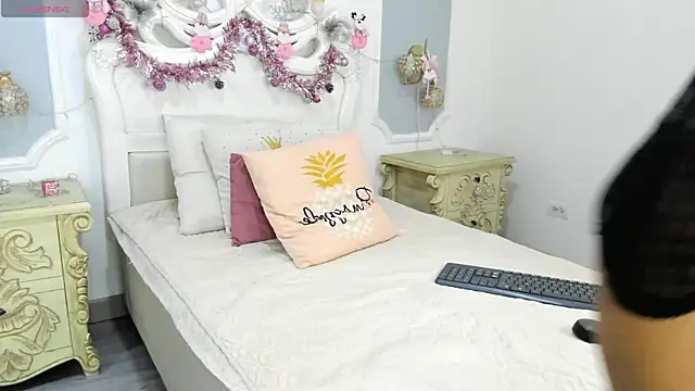 Snapshot of ChikiBom28 chatting on December 2, 7:42 pm ChikiBom28 online show from December 2, 7:42 pm