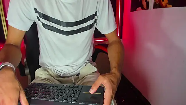 Snapshot of Stiben_boy chatting on September 27, 7:08 pm Stiben boy online show from September 27, 7:08 pm