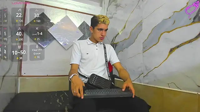 Snapshot of Stiben_boy chatting on October 4, 7:23 pm Stiben boy online show from October 4, 7:23 pm