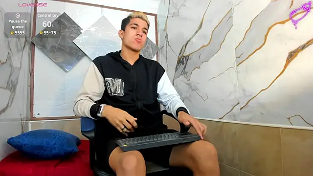 Snapshot of Stiben_boy chatting on October 8, 7:22 pm Stiben boy online show from October 8, 7:22 pm