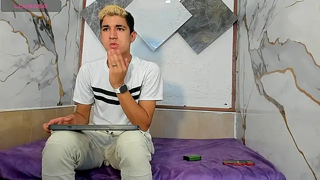 Snapshot of Stiben_boy chatting on October 9, 7:12 pm Stiben boy online show from October 9, 7:12 pm