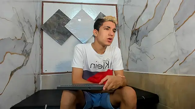 Snapshot of Stiben_boy chatting on October 10, 6:51 pm Stiben boy online show from October 10, 6:51 pm