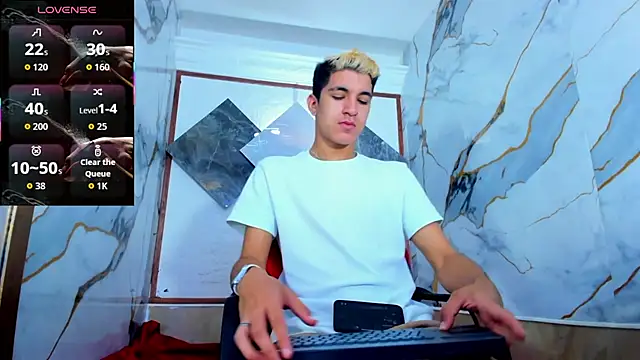 Snapshot of Stiben_boy chatting on October 11, 7:12 pm Stiben boy online show from October 11, 7:12 pm