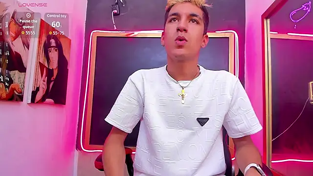 Snapshot of Stiben_boy chatting on October 13, 7:58 pm Stiben boy online show from October 13, 7:58 pm