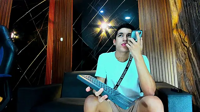 Snapshot of Stiben_boy chatting on October 18, 2:58 am Stiben boy online show from October 18, 2:58 am