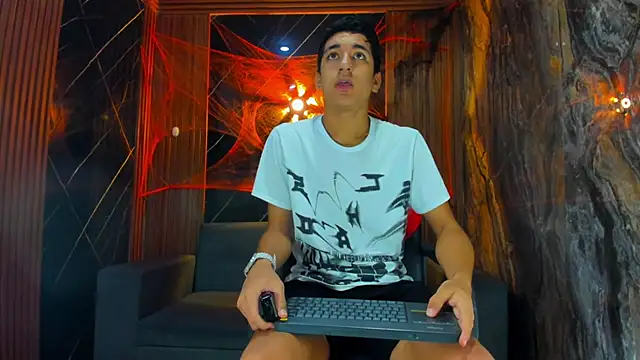 Snapshot of Stiben_boy chatting on October 21, 3:29 am Stiben boy online show from October 21, 3:29 am