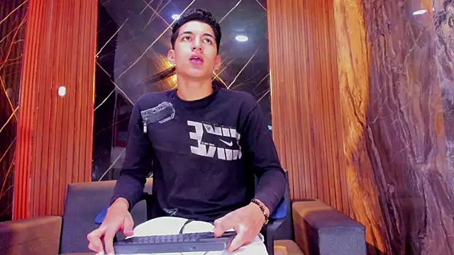 Snapshot of Stiben_boy chatting on November 9, 3:49 am Stiben boy online show from November 9, 3:49 am