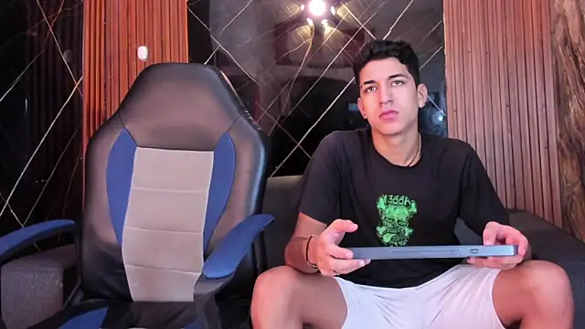 Snapshot of Stiben_boy chatting on December 4, 12:25 pm Stiben boy online show from December 4, 12:25 pm