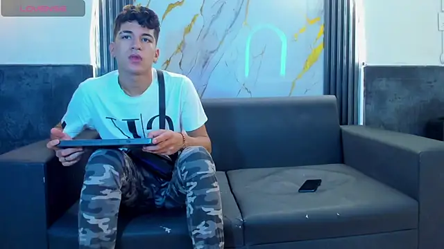 Snapshot of Stiben_boy chatting on December 15, 12:31 pm Stiben boy online show from December 15, 12:31 pm