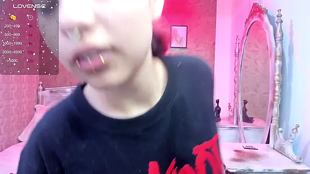 Snapshot of Megane_whitte chatting on December 5, 7:10 pm Megane whitte online show from December 5, 7:10 pm