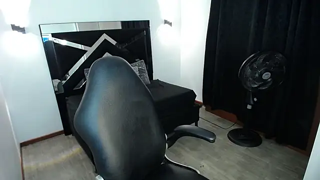 MarianaRojas  online show from June 15, 2:14 am