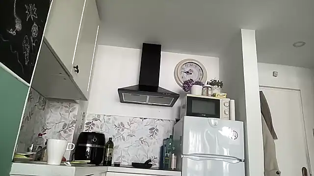 Alyressa online show from February 8, 8:51 am