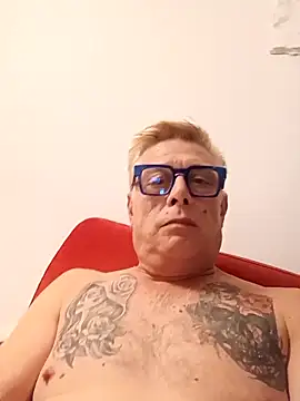 Snapshot of Andyrsdick chatting on October 4, 9:46 pm Andyrsdick online show from October 4, 9:46 pm