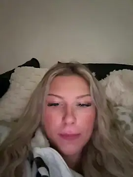Snapshot of blondeeee chatting on April 4, 2:36 pm blondeeee online show from April 4, 2:36 pm