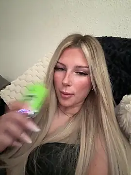 Snapshot of blondeeee chatting on April 8, 3:56 pm blondeeee online show from April 8, 3:56 pm
