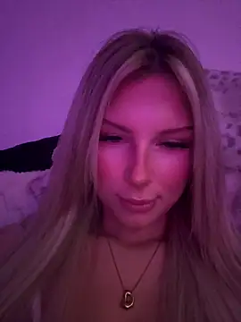 Snapshot of blondeeee chatting on April 9, 4:23 pm blondeeee online show from April 9, 4:23 pm
