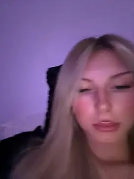 Snapshot of blondeeee chatting on April 15, 4:36 pm blondeeee online show from April 15, 4:36 pm