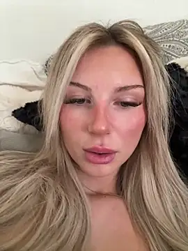 Snapshot of blondeeee chatting on April 23, 4:09 pm blondeeee online show from April 23, 4:09 pm