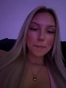 Snapshot of blondeeee chatting on April 25, 4:37 pm blondeeee online show from April 25, 4:37 pm