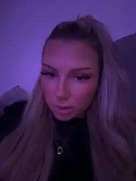 Snapshot of blondeeee chatting on May 2, 5:40 pm blondeeee online show from May 2, 5:40 pm