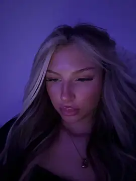 Snapshot of blondeeee chatting on May 17, 5:31 pm blondeeee online show from May 17, 5:31 pm