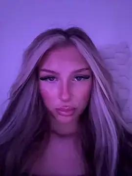Snapshot of blondeeee chatting on May 18, 3:29 pm blondeeee online show from May 18, 3:29 pm