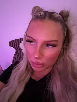 Snapshot of blondeeee chatting on July 1, 3:34 pm blondeeee online show from July 1, 3:34 pm