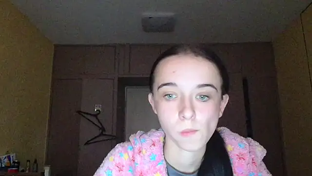 Snapshot of Emilia_Light chatting on October 13, 6:24 am Emilia Light online show from October 13, 6:24 am