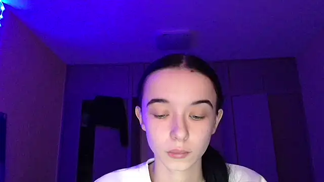 Snapshot of Emilia_Light chatting on November 21, 6:23 am Emilia Light online show from November 21, 6:23 am