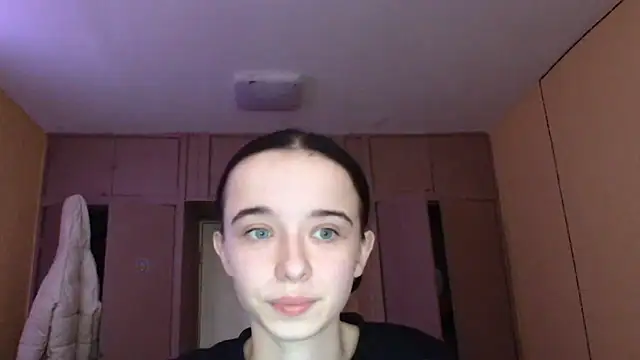 Snapshot of Emilia_Light chatting on November 22, 8:13 am Emilia Light online show from November 22, 8:13 am