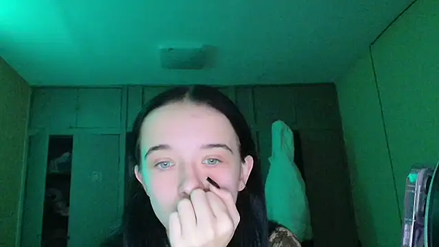 Snapshot of Emilia_Light chatting on December 5, 7:06 am Emilia Light online show from December 5, 7:06 am