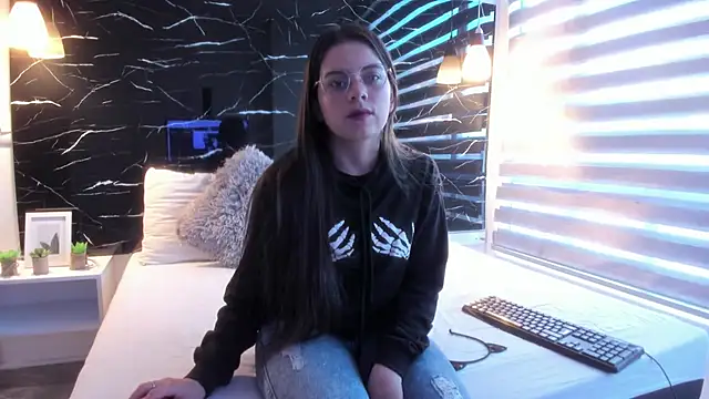 ZOE LE online show from October 24, 11:39 am