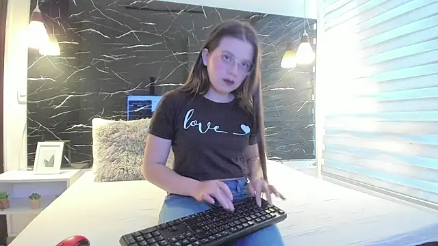 ZOE LE online show from January 17, 11:37 am