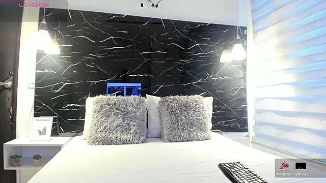 ZOE LE online show from February 3, 11:37 am