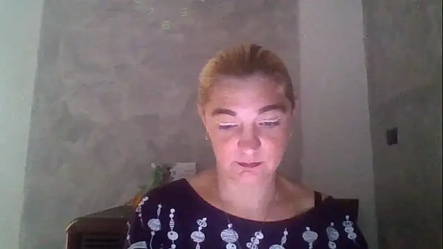 Snapshot of GoldenAngelMilf chatting on October 3, 9:39 am GoldenAngelMilf online show from October 3, 9:39 am