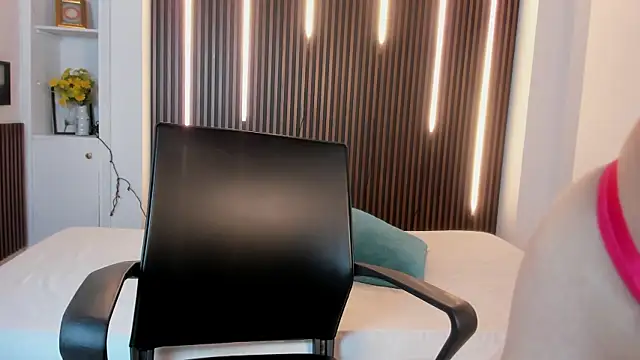 Caroline Millerr online show from October 3, 8:39 pm