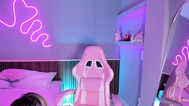 Athenea  fox online show from April 15, 12:01 pm