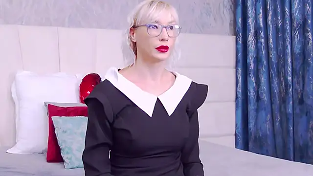 Snapshot of LoreneMoonlight chatting on October 10, 8:08 pm LoreneMoonlight online show from October 10, 8:08 pm