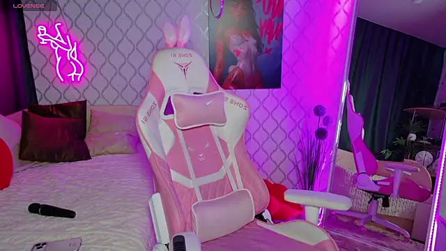 Curious Lily online show from June 27, 1:10 am