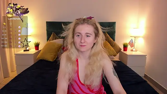 Snapshot of CamillaDreamer chatting on September 28, 1:44 am CamillaDreamer online show from September 28, 1:44 am