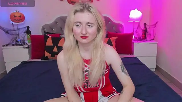 Snapshot of CamillaDreamer chatting on October 19, 3:34 pm CamillaDreamer online show from October 19, 3:34 pm