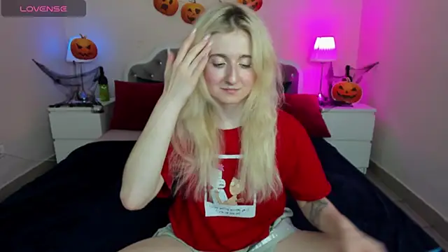 Snapshot of CamillaDreamer chatting on October 22, 2:50 pm CamillaDreamer online show from October 22, 2:50 pm