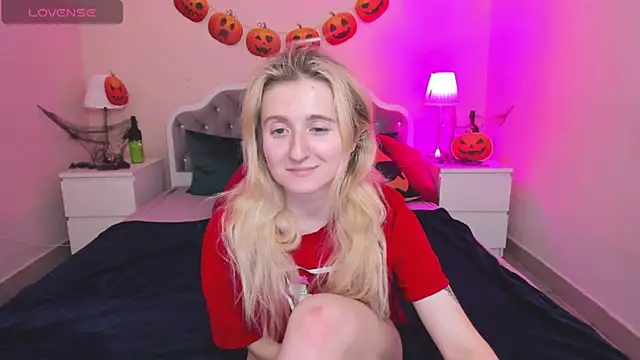 Snapshot of CamillaDreamer chatting on October 26, 5:52 pm CamillaDreamer online show from October 26, 5:52 pm