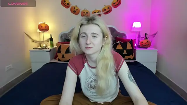 Snapshot of CamillaDreamer chatting on October 30, 5:57 pm CamillaDreamer online show from October 30, 5:57 pm