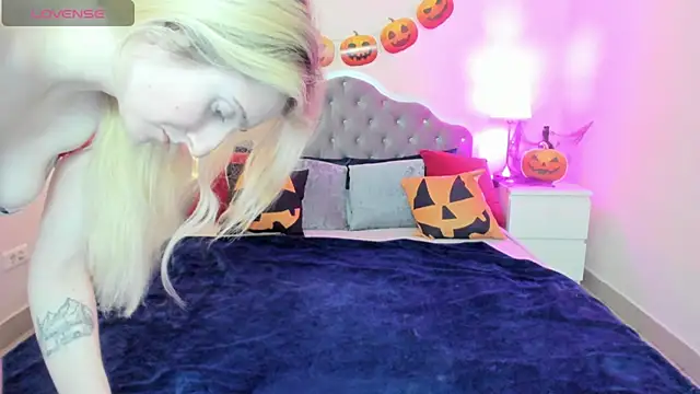 Snapshot of CamillaDreamer chatting on November 1, 4:42 pm CamillaDreamer online show from November 1, 4:42 pm