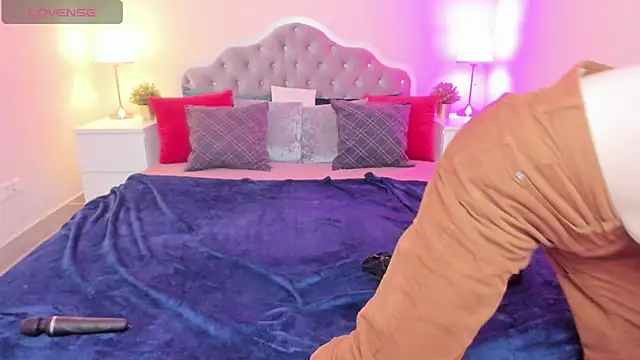 Snapshot of CamillaDreamer chatting on November 2, 4:53 pm CamillaDreamer online show from November 2, 4:53 pm