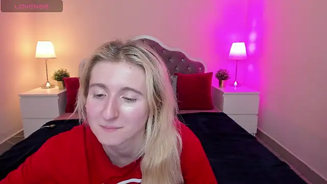 Snapshot of CamillaDreamer chatting on November 3, 4:41 pm CamillaDreamer online show from November 3, 4:41 pm