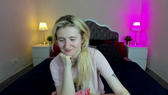 Snapshot of CamillaDreamer chatting on November 5, 5:57 pm CamillaDreamer online show from November 5, 5:57 pm